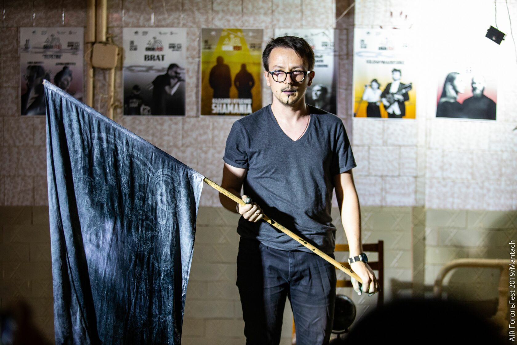 I'm holding a flag (О) 3